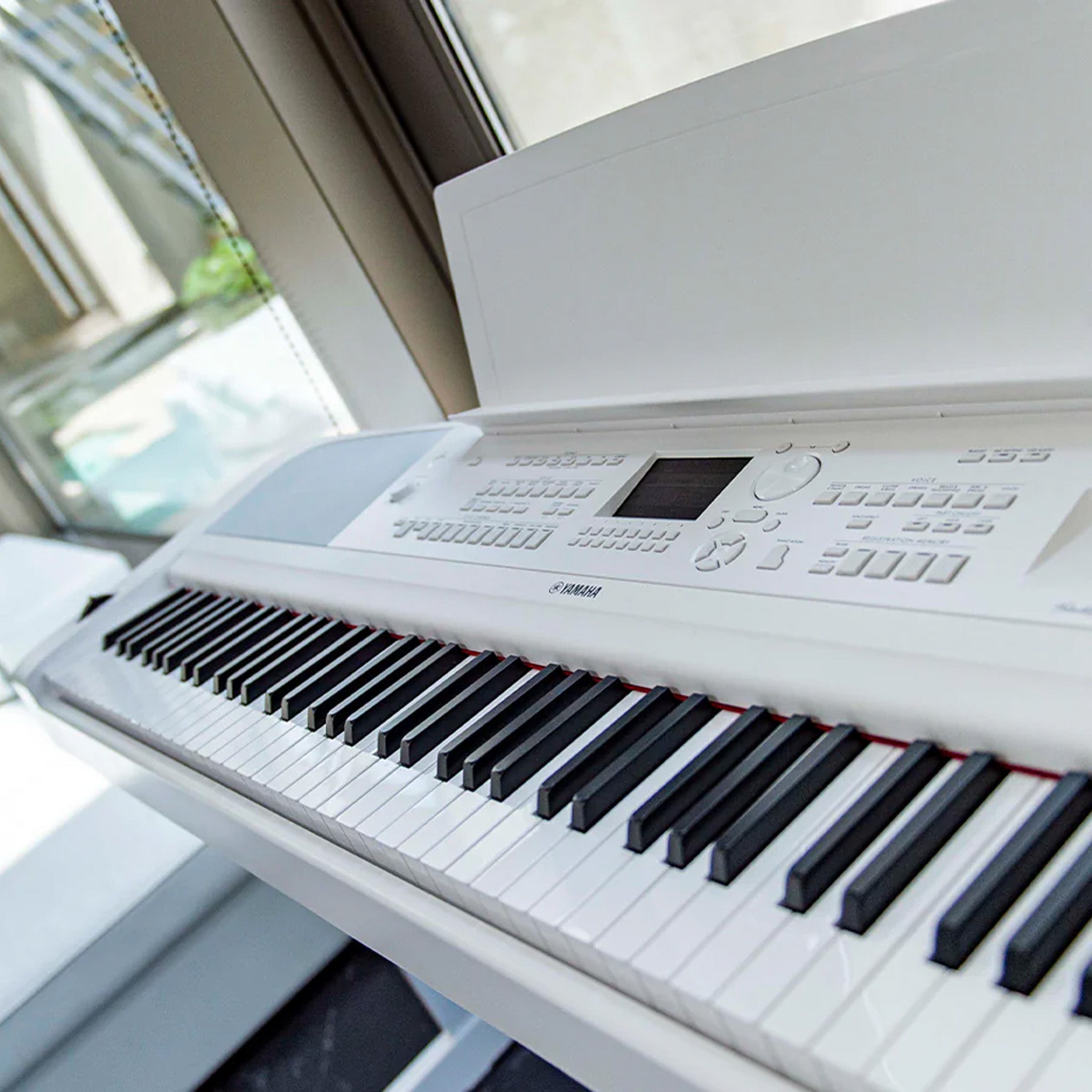 DGX670WH - Yamaha DGX670 'portable grand' digital piano White / A1