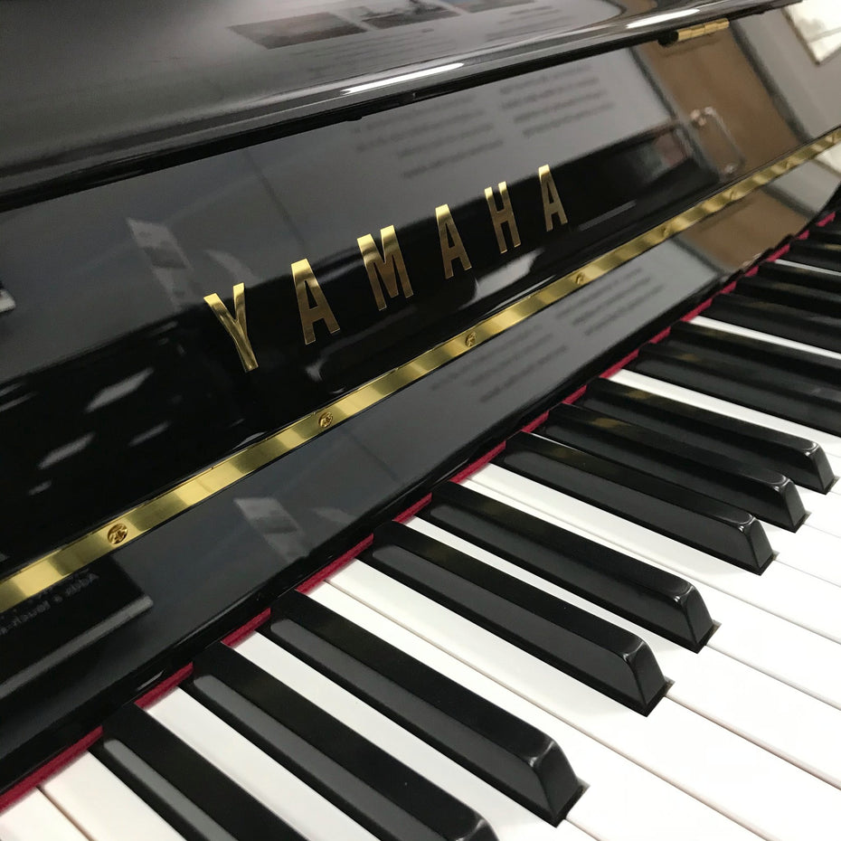 B2E - Yamaha b2 upright piano Polished Ebony
